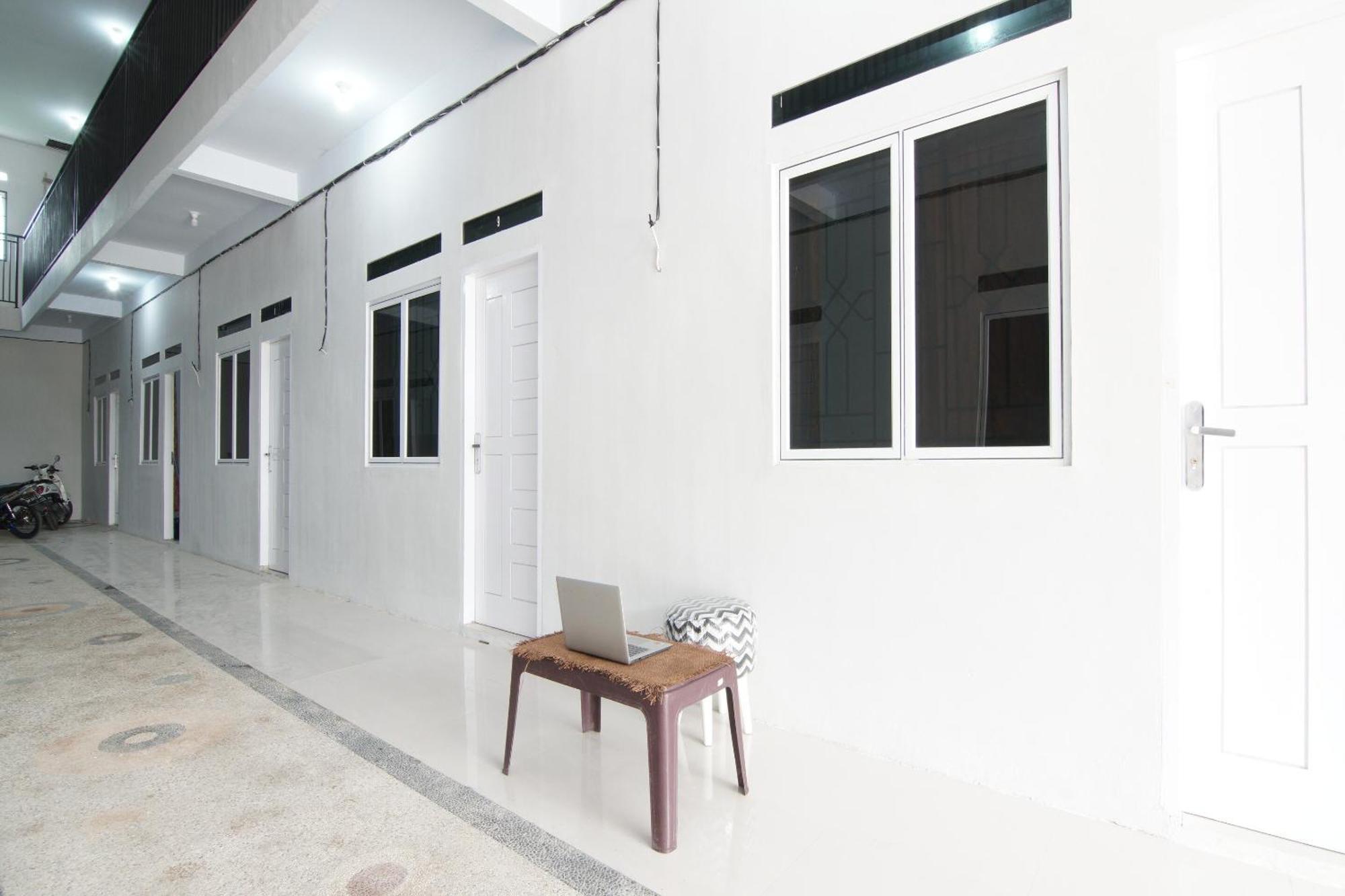 Oyo 93767 45 Guest House Sragen Eksteriør billede
