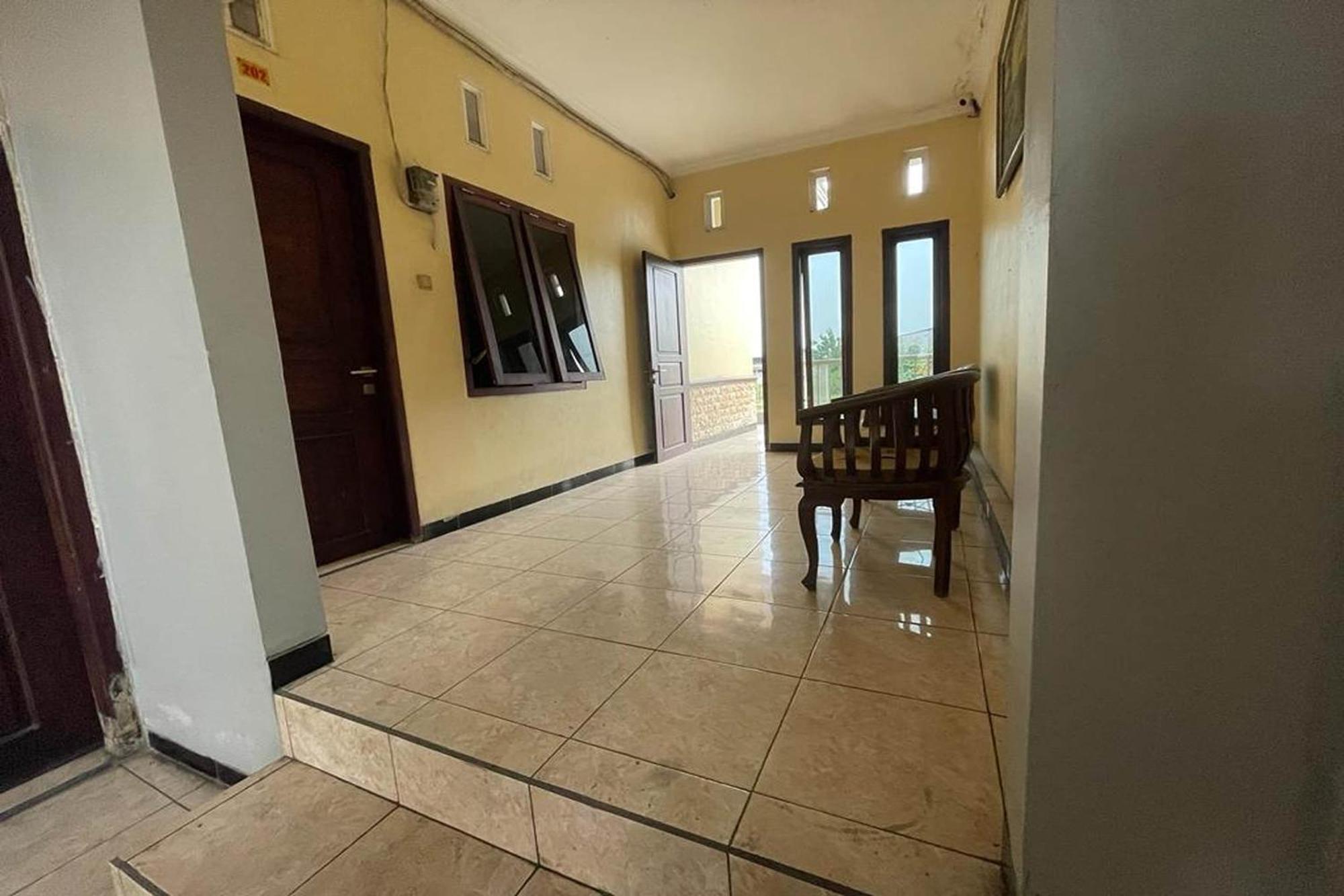Oyo 93767 45 Guest House Sragen Eksteriør billede