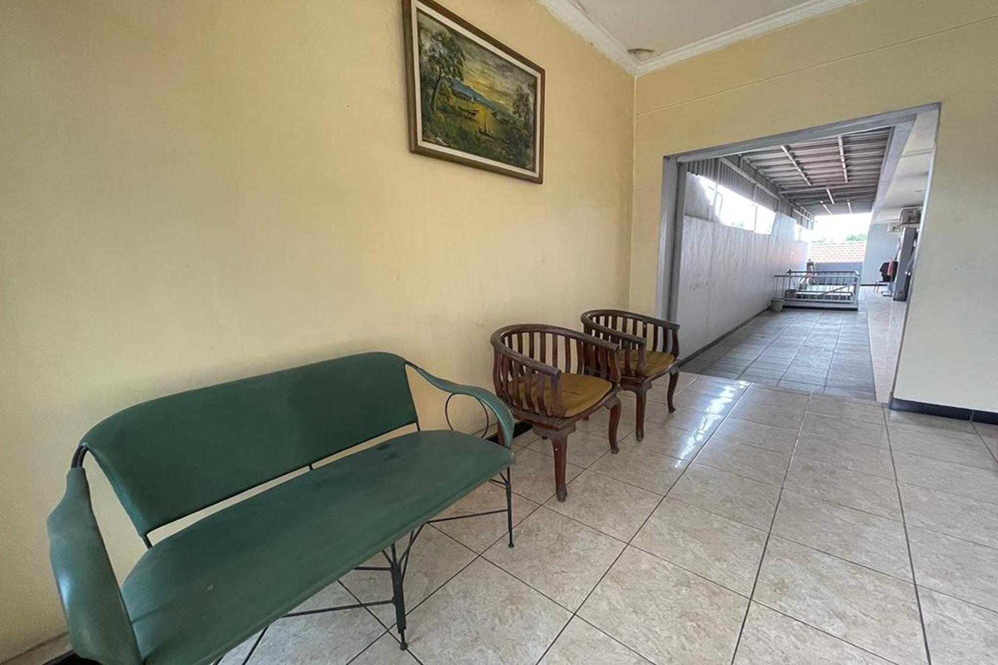 Oyo 93767 45 Guest House Sragen Eksteriør billede