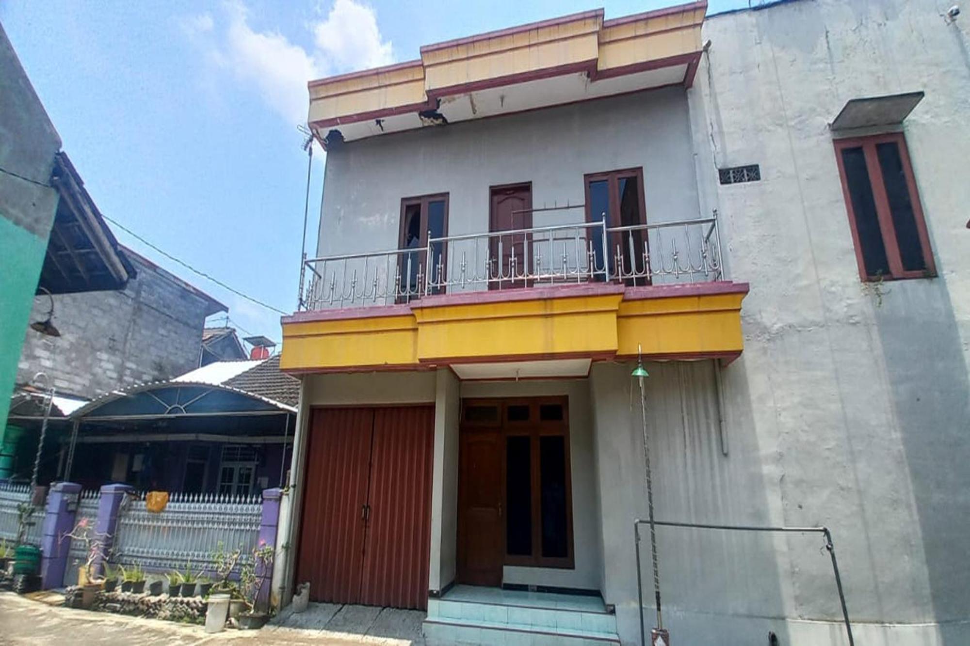 Oyo 93767 45 Guest House Sragen Eksteriør billede